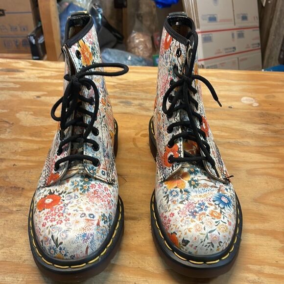 Dr Martens White Meadow Floral Boots in a size 8 - Picture 2 of 16